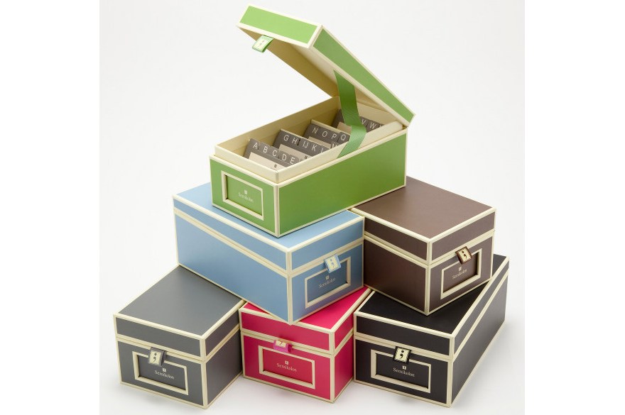Foto-Aufbewahrungsboxen von Semikolon in unterschiedlichen Farben sind aufeinander gestapelt.