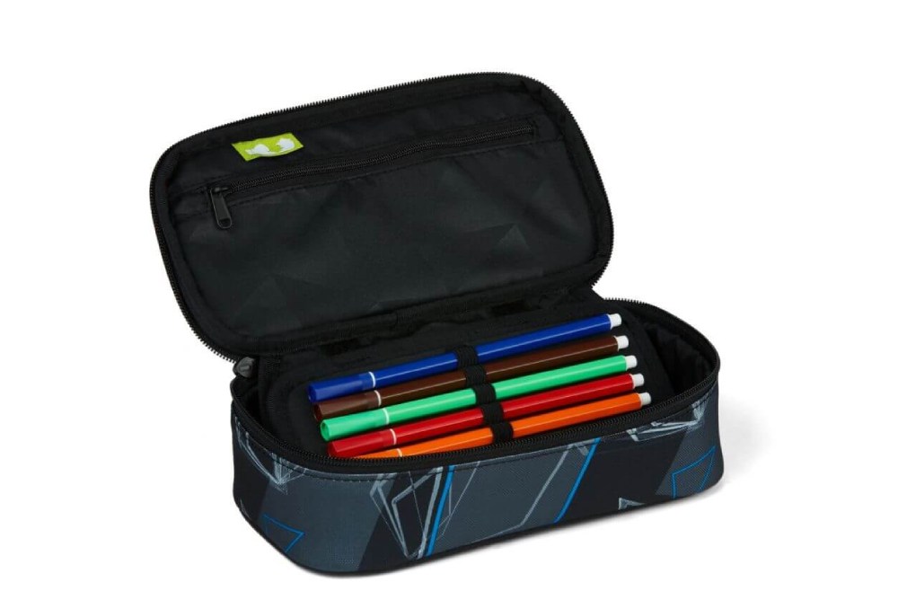 Eine lila aufgeklappe Schlamperbox der Marke stach, gefüllt mit Stiften.