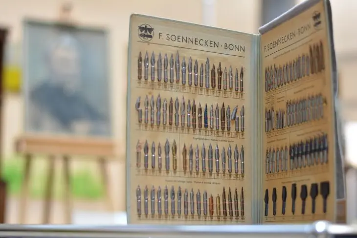 Eine aufgestellte Mappe mit historischen Schreibfedern aus Stahl von Soennecken