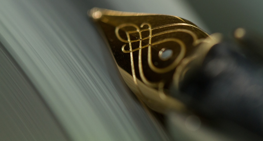 Nahaufnahme einer Goldfeder der Marke Pelikan.