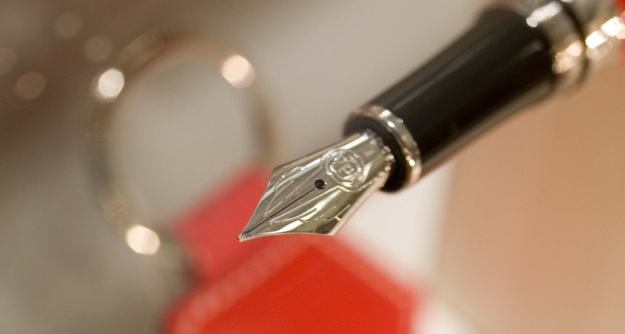 Nahaufnahme einer Feder eines Füllers der Marke Pelikan.