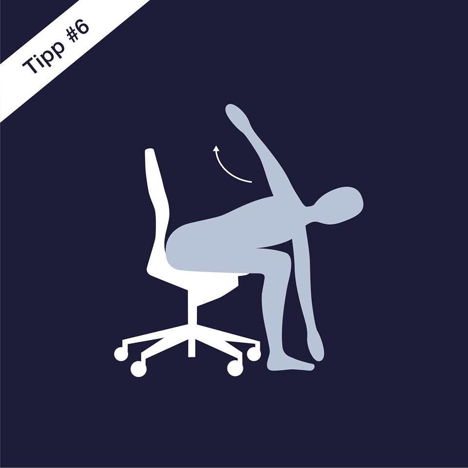 Skizze zeigt eine Person, die auf einem Schreibtischstuhl sitzt, sich nach vorne beucht und eien Arm seitlich nach oben streckt. Der andere Arm zeigt nach unten.hebt.