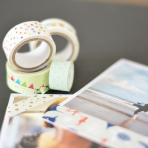 Maskingtape und Fotos auf einem Tisch. 