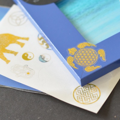 Goldene Sticker verziert blauen Bilderrahmen