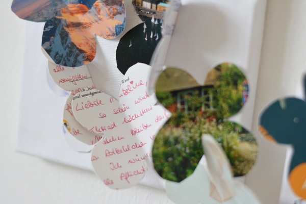 Nahaufnahme eines gebastelten Schmetterlings aus Postkartenmotiven