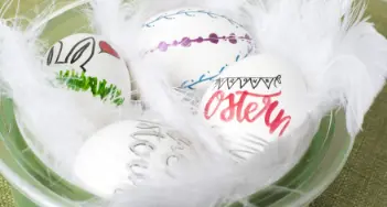 Schriftzüge und Osterdeko: Gestalten Sie richtig schöne Ostereier! Bei Weyers-Kaatzer in Aachen und im Onlineshop finden Sie alles für Ihre Umsetzung.