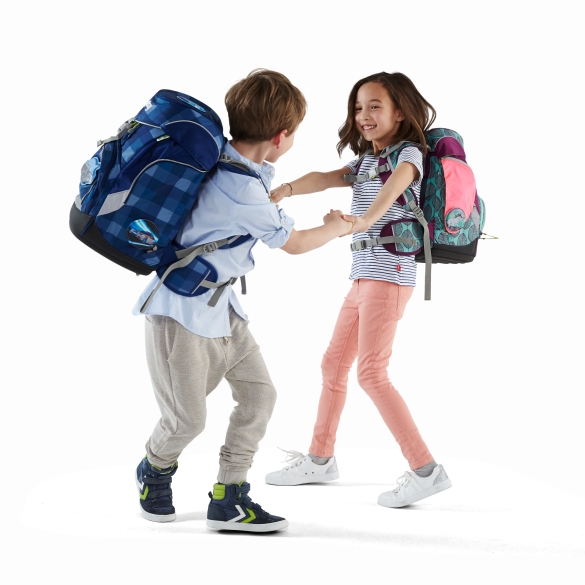 Zwei Grundschulkinder mit ergobag Schulranzen auf dem Rücken halten sich an den Händen und drehen sich. 