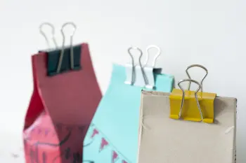 Verzierte Geschenkeboxen, die mit Foldbackklammern verschlossen sind.