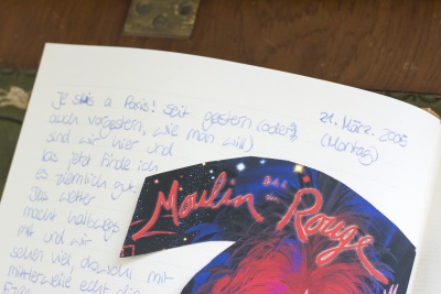 Nahaufnahme einer Tagebuch-Seite, auf der als Erinnerung etwas eingeklebt ist.