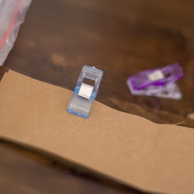 Papierstück wird mit Clips zum Nähen vorbereitet