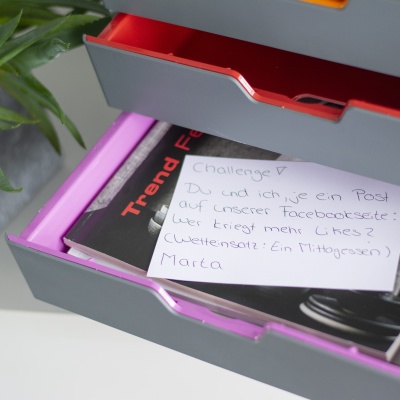 Challenge-Notiz mit Social-Media-Wette im Ablagefach