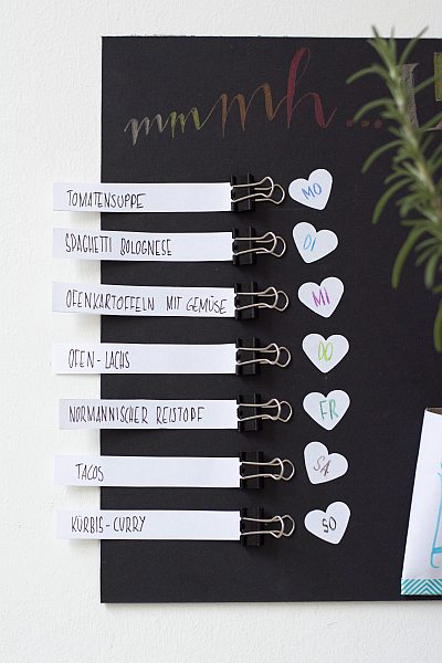 Nahaufnahme des Wochenplans mit Rezepten und Wochentagen an Klammern.