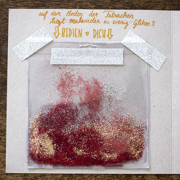 Glitzerpackung auf Karte mit der Aufschrift „Bedien dich“