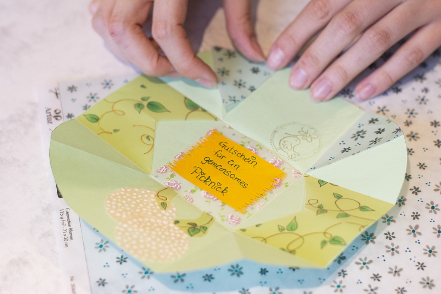 Bastelarbeit einer Explosionsbox mit Gutschein-Innenansicht.