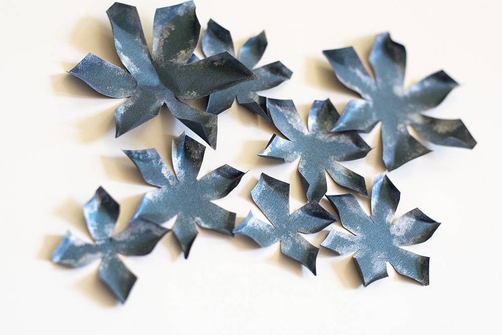 Blütenteile werden gefaltet für plastische Wirkung