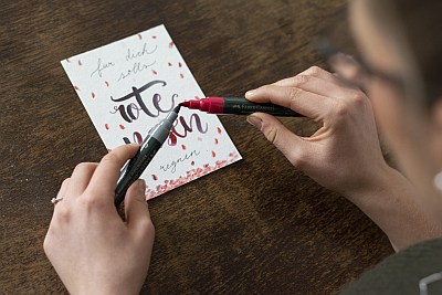 Jemand drückt zwei geöffnete Stiftspitzen aneinander