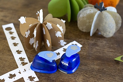 Mit Stanzern der Marke Heyda wurden Blätter ausgstanzt und auf den gebastelten Papierkübis geklebt.ter