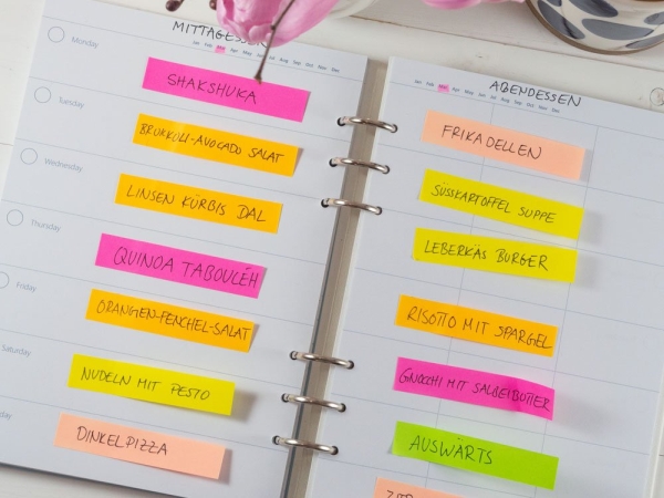 Wöchentlicher Speiseplan mit bunten Rezept-Haftnotizen