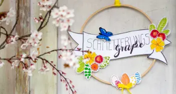 Basteln Sie einen Brushlettering-Dekoreif für die Eingangstür. Mehr dazu bei Weyers-Kaatzer in Aachen und im Onlineshop.