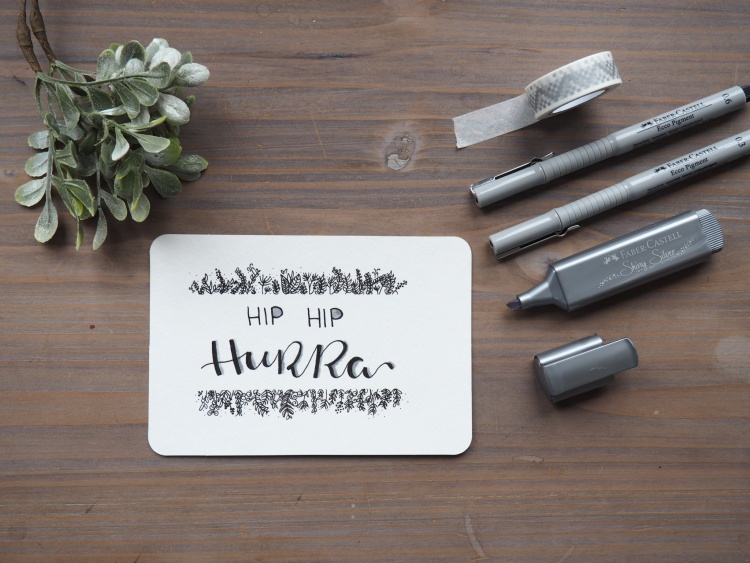 Fertige Grußkarte mit Stiften von Faber-Castell und Washi-Tape daneben.