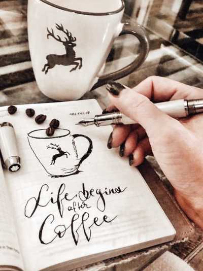 Ein braun getöntes Skizzenbuch der Makre Hahnemühle mit einem aqaurellierten Aquarellfarbkasten.