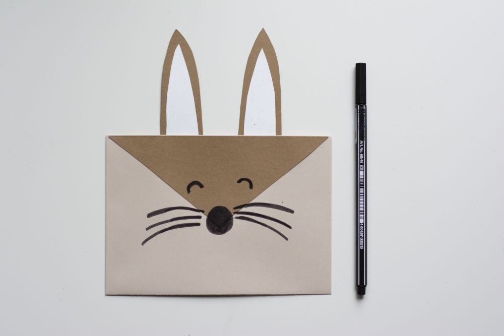 Bastelanleitung Einladungskarte zum Kindergeburtstag: Selbst gebastelte Do it yourself-Karte als Hase: Augen, Schauze und Barthaare mit Filzstift aufgemalt.