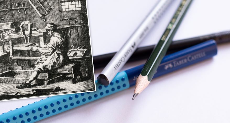 Mehere Bleistifte der Marke Faber-Castell liegen übereinander. Daneben ist eine Ecke eines historischen Fotos zu sehen.