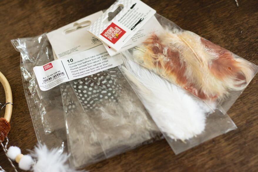 Nahaufnahme von verschiedenen Bastelfedern von Knorr Prandell.