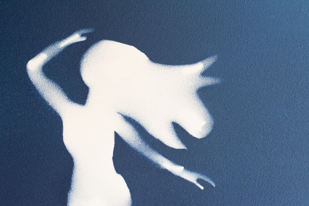 Auf einer Leinwand sieht man die Konturen einer Meerjungfrau.