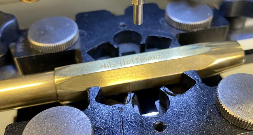 Ein Füllhalter der Marke Kaweco wird in einer Graviermaschine mit dem Schriftzug "Nils Hoffmann" graviert.
