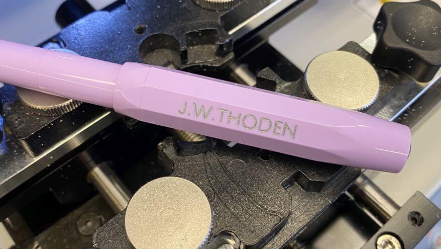 Nahaufnahme eines gravierten Füllhalters von Kaweco, auf dem der Name "J.W.Thoden" eingraviert ist.
