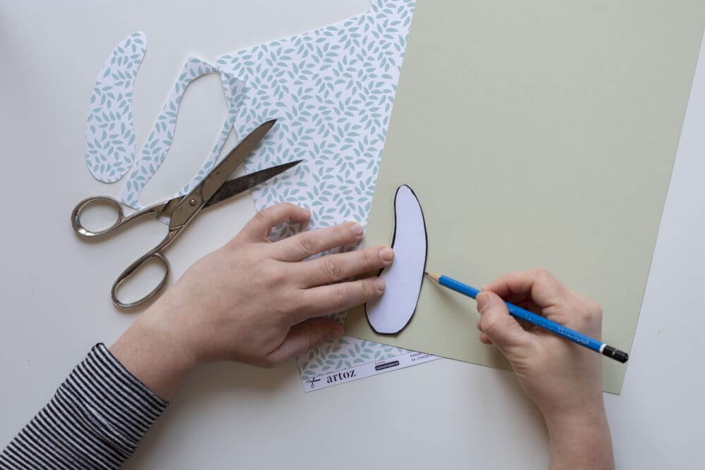 Bastelanleitung Do it yourself-Papierfedern. Schritt 2: Schablonen auf Motivkarton und Papier auflegen und ausschneiden.