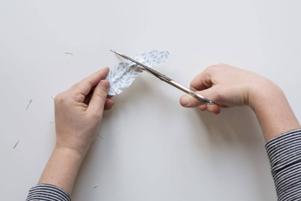 Bastelanleitung Do it yourself-Papierfedern. Schritt 7: Mit einer Schere Kerben in die Grundform einschneiden.