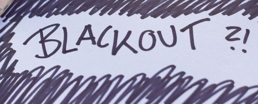 Auf einem weißen Blatt steht in schwarzen Versalien das Wort "Blackout?!" Um das Wort ist ein Rahmen aus schwarzen Strichen zu sehen.