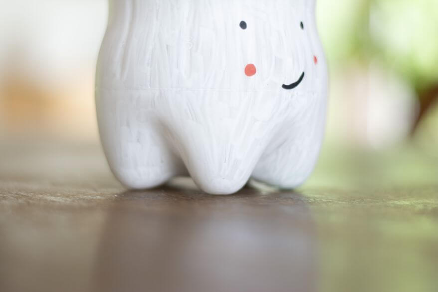 Ein Zahnputzbecher aus einer PET-Flasche, die aussieht wie ein Zahn.