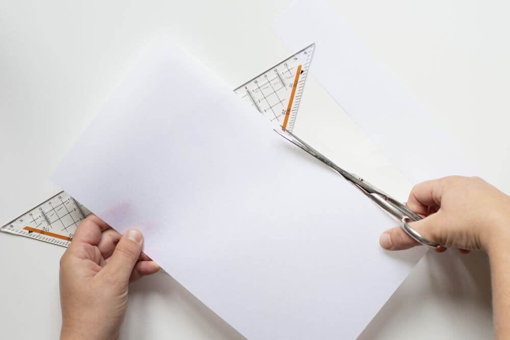 Laterne basteln aus Papier, Bastelanleitung Schritt 3: Nehmen Sie einen DIN A4-Bogen Pergamentpapier und kürzen Sie es auf eine Höhe von circa 15 Zentimetern.