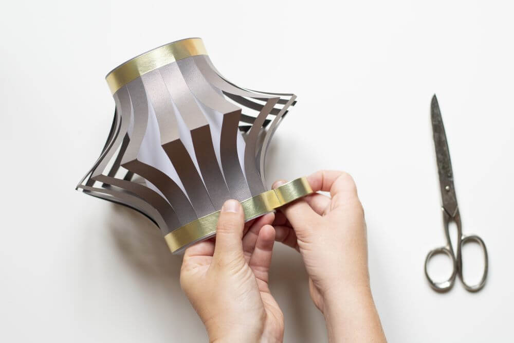 Laterne basteln aus Papier, Bastelanleitung Schritt 7: Umwickeln Sie die Laterne unten und oben mit einem Streifen Maskingtape.