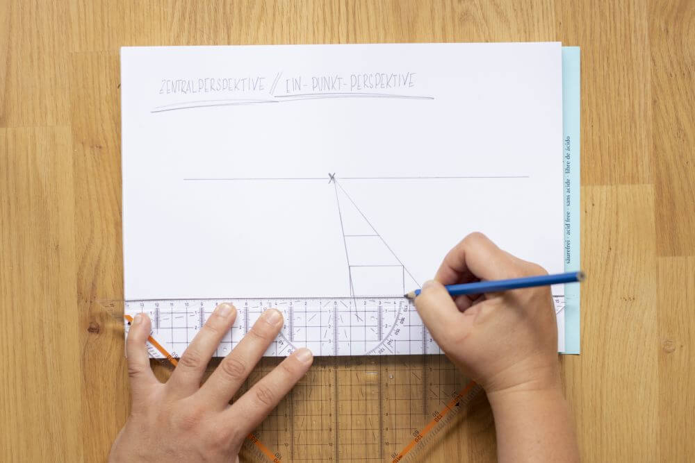1-Punkt-Perspektive Schritt 5: Zwei Linien ziehen, die im rechten Winkel zu den eben gezeichneten Linien stehen.