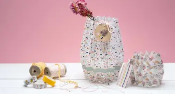 Vasen selber machen: DIY Pappvase als tolles Last Minute Geschenk. Alles für Ihre Umsetzung finden Sie bei Weyers-Kaatzer in Aachen und im Onlineshop.