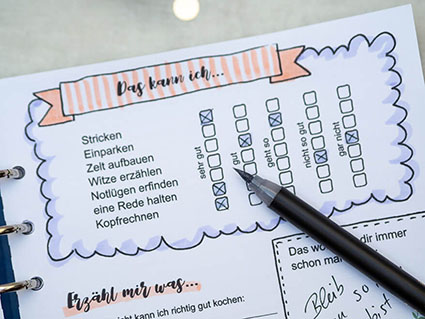 Auf einem hellgrauen Untergrund liegt ein aufgeschlagenes Clipbook von Filofax. Auf der Seite ist ein Teil eines Freundebuches für Erwachsene zu sehen:"Das kann ich…". Darunter stehen verschiedene Eigenschaften die mit sehr gut, gut, geht so, nicht so gut, und gar nicht angekreuzt werden können. Auf der Seite liegt ein dunkler Filzstift. Foto: Johanna Rundel
