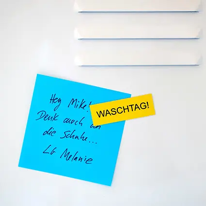 An einem Metallspind ist ein Zettel mit einer Notiz mit einem gelben Magnetschild von Avery Zweckform befestigt. Foto: Johanna Rundel