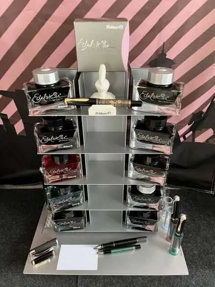 Verschiedene Edelsteintinten von Pelikan stehen auf einem Warenpräsentationsturm.