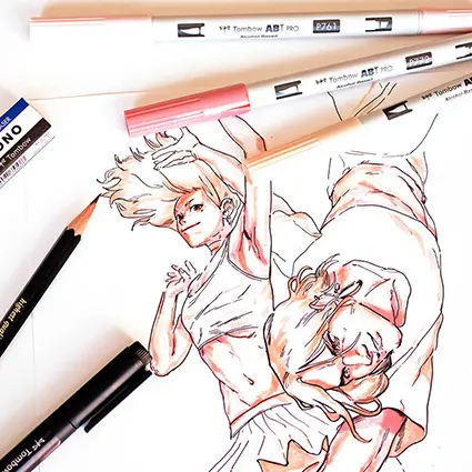 Ein Manga-Szene in Rosa- und Apricot-Tönen auf einem Blatt Papier. Die dafür benutzen Farbstifte von Tombow liegen darum verteilt.