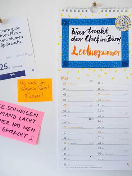 Auf einer hellen Wand ist ein DIY-Kalender des Athesia Kalenderverlags gepinnt, im selbstgestalteten Teil steht ein Witz. Foto: Johanna Rundel