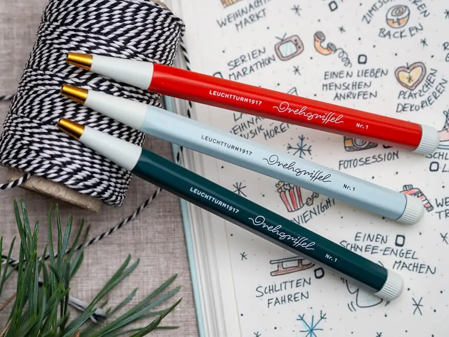 Drei Drehgriffel von LEUCHTTURM1917 liegen auf einer bunt gestalteten Winter-Bucket-Liste in einem Bullet Journal. Foto: Johanna Rundel