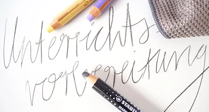 Auf ein Whiteboard wurde mit einem MarkDry und Woody-Stiften von Stabilo das Wort "Unterrichtsvorbereitung" geschrieben. Foto: Johanna Rundel 