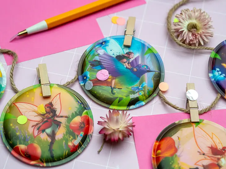 Eine Paketschnur, an der mit kleinen Wäscheklammern Klettie-Patches von ergobag zu einer Girlande befestigt wurden. Foto: Johanna Rundel