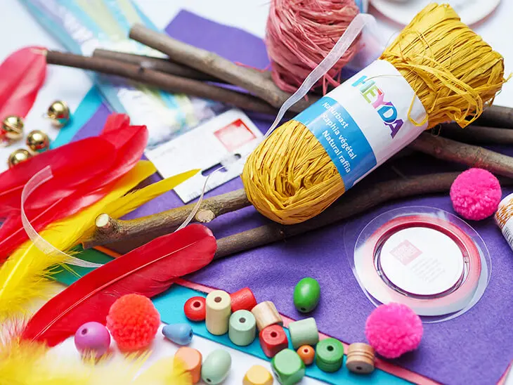 Verschiedene, kunterbunte Bastelmaterialien von HEYDA und KNORR prandell liegen verstreut auf einem hellen Untergrund. Foto: Johanna Rundel