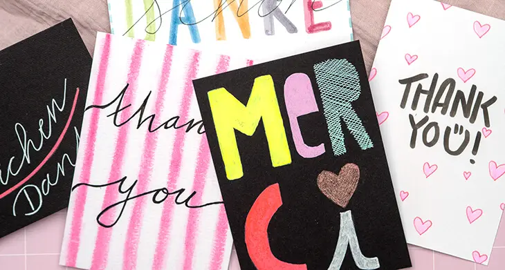Verschiedene, mit Stiften von Sakura handgeletterte, „Danke“-Karten liegen nebeneinander. Foto Johanna Rundel