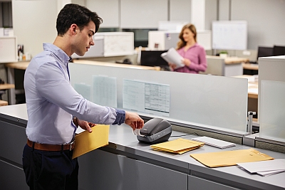 Ein Mitarbeiter bedient ein Beschriftungsgerät von Dymo